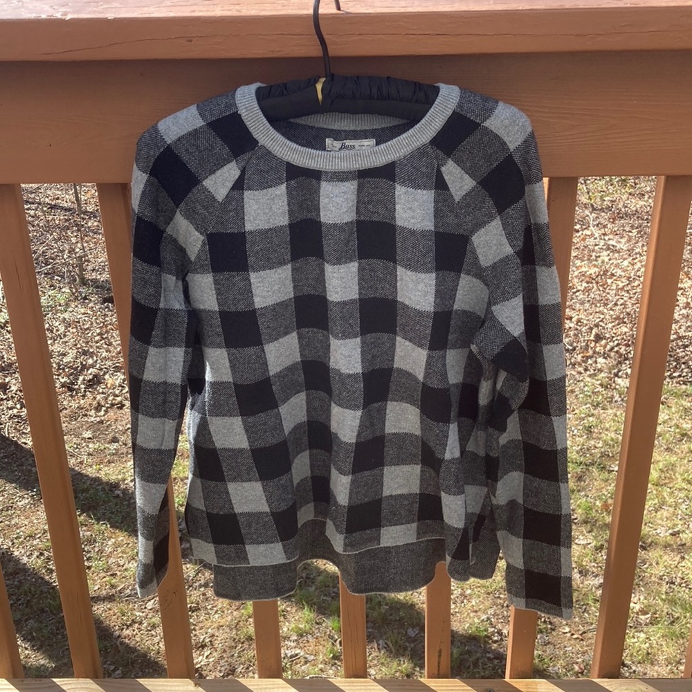 Bass black and grey plaid sweater top